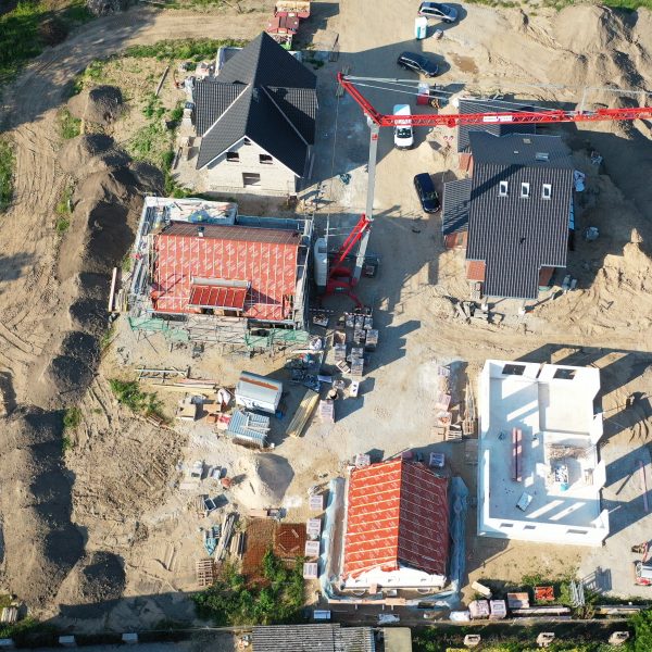 Erschließung von Baugebieten oder Grundstücken sind unsere Stärke. In Zusammenarbeit mit unserem Tiefbauer der Firma TiBaTec erstellen und erschließen wir Wohngebiete.