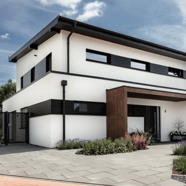 Das Bauunternehmen Brouwer aus Emmerich am Rhein hat dieses moderne Einfamilienhaus mit Pultdach und weißer Putzfassade sowie anthrazitfarbenen Elementen gebaut.